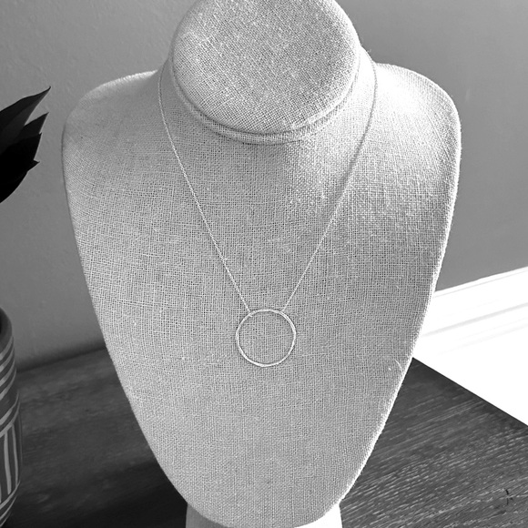 925 Sterling Silver Textured Circle Necklace! NEW! - Picture 3 of 4